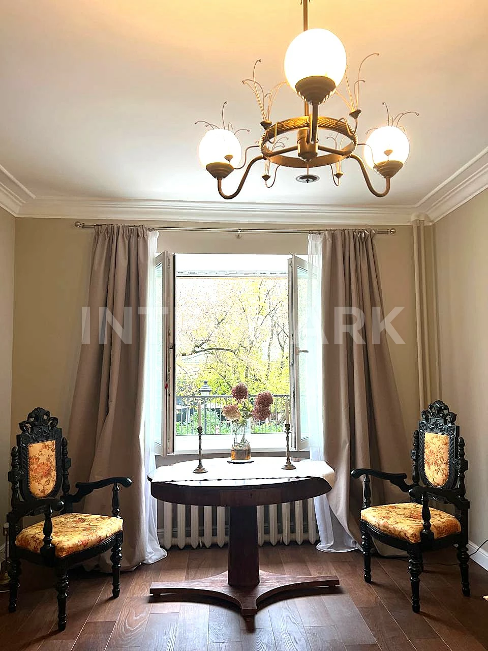 Transvestitlar va rezina qogirchoqlar ishtirokidagi porno videolar