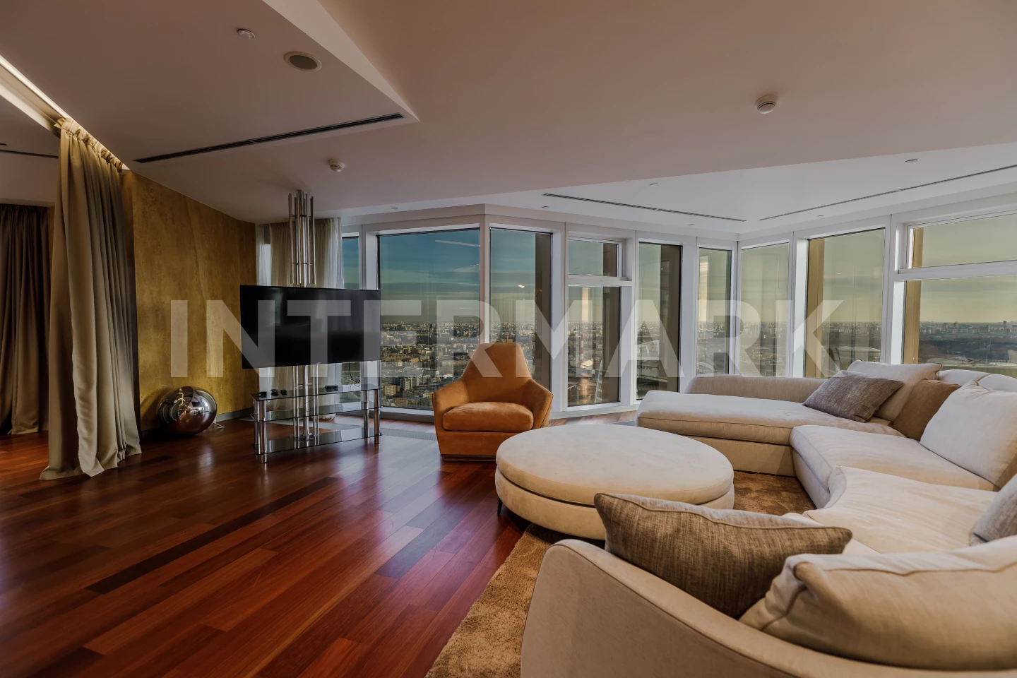 Снять в аренду Квартира, 3 комнаты  1-й Красногвардейский проезд, 15, Фото 1