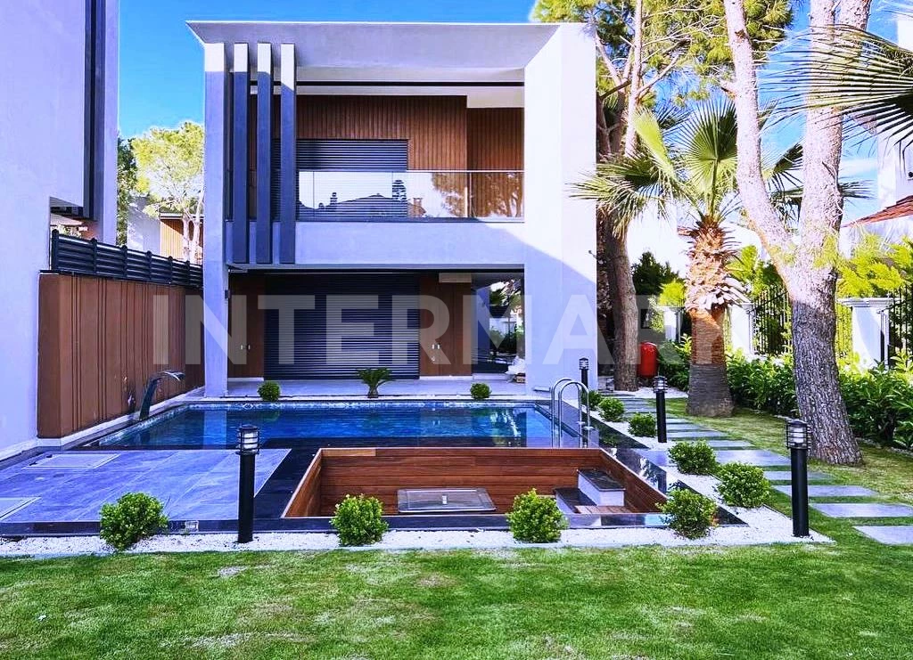  Detached three-level villa 100m from the sea in Cesme Турция, Фото 1